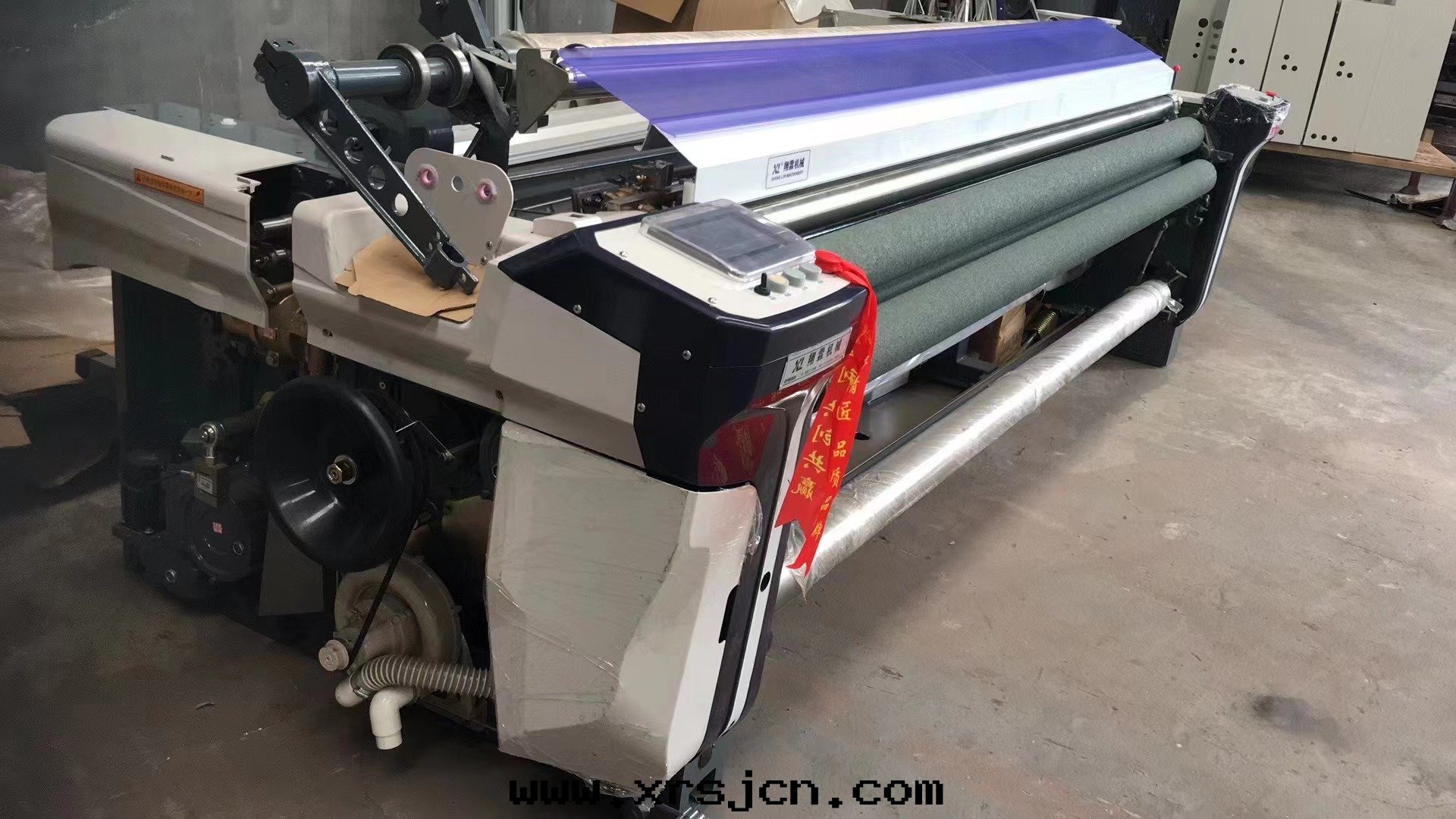 xL-408高(gāo)速噴水(shuǐ)織機(jī)